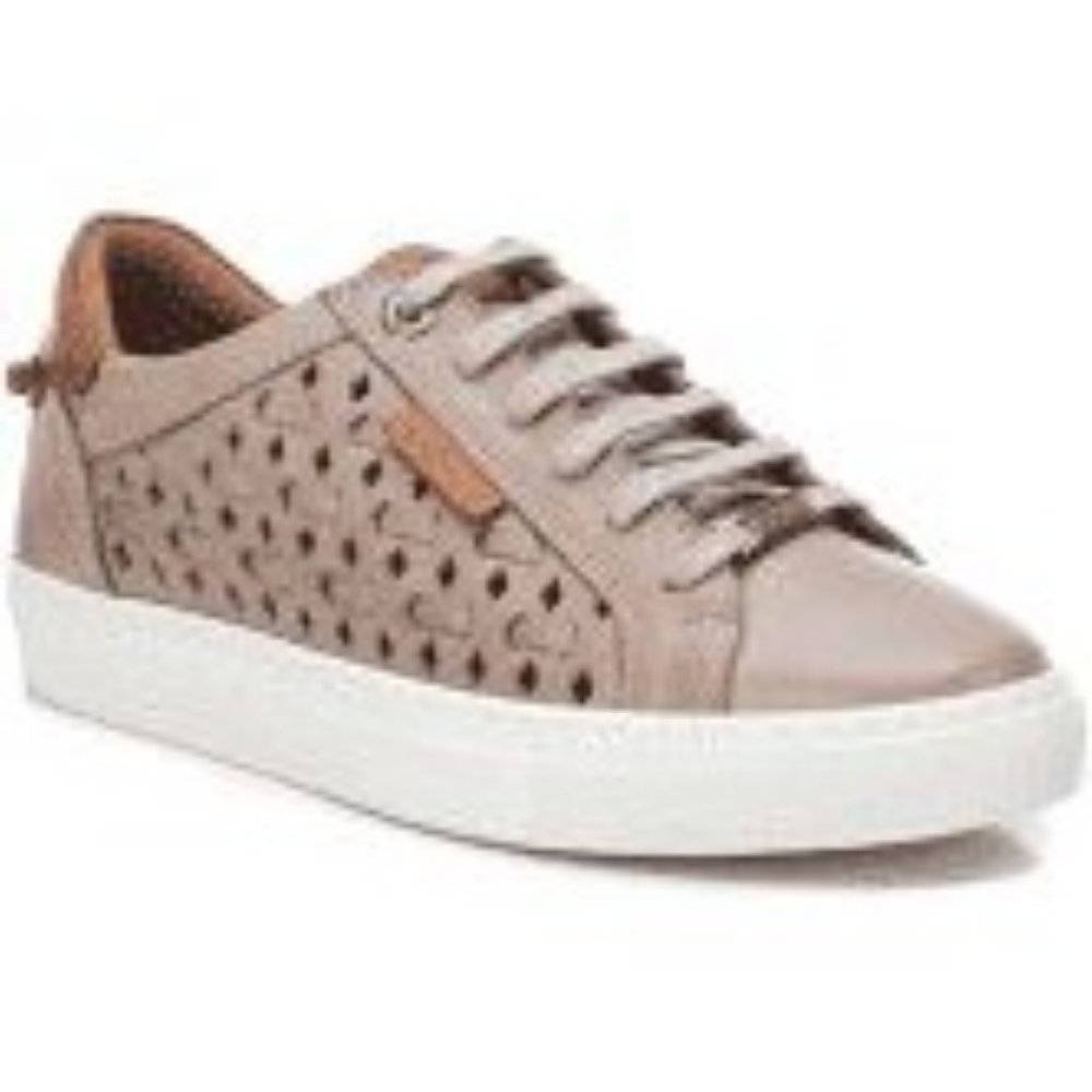 Carmela Women's Naomi Sneaker Shoes In Ice Gray Size 39/9US